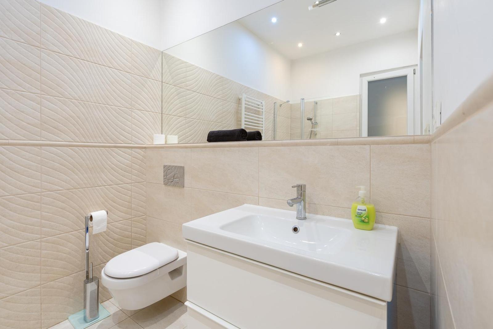 Garys Bright And Spacious Two Bedroom Flat Near Danube Budapest Exterior foto