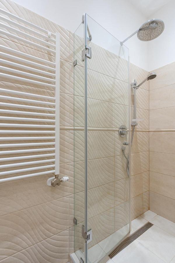 Garys Bright And Spacious Two Bedroom Flat Near Danube Budapest Exterior foto